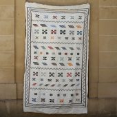 Tapis marocain Sabra blanc aux motifs ethniques