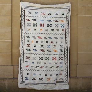 Tapis marocain Sabra blanc aux motifs ethniques
