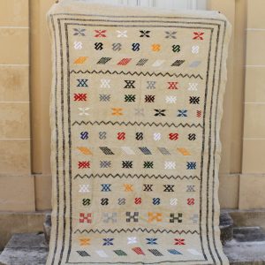 Tapis marocain beige aux motifs ethniques